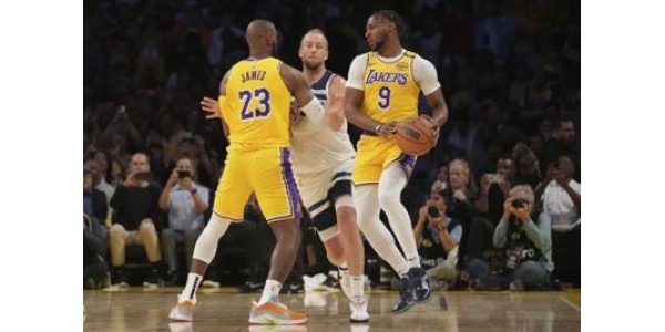Das erste offizielle Spiel in der NBA-Geschichte, Vater und Sohn erschienen auf derselben Bühne